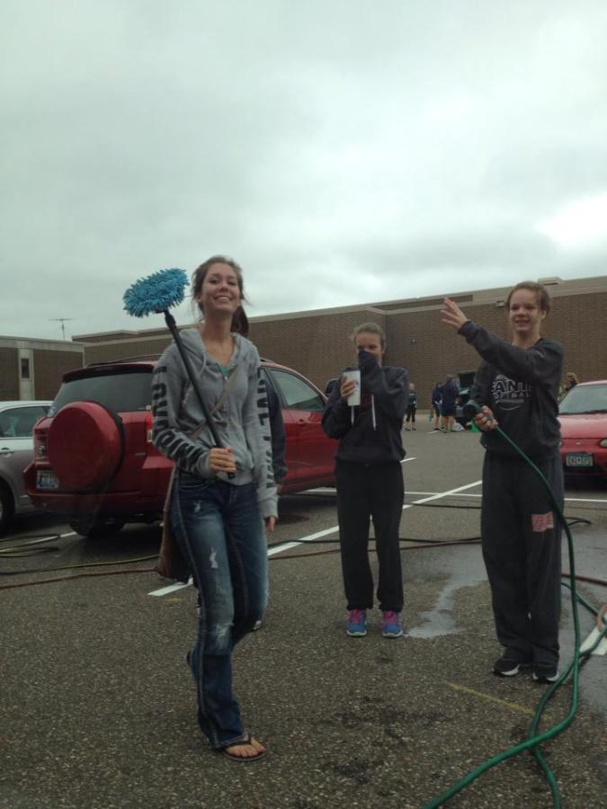 Girls Tennis earns money with carwash